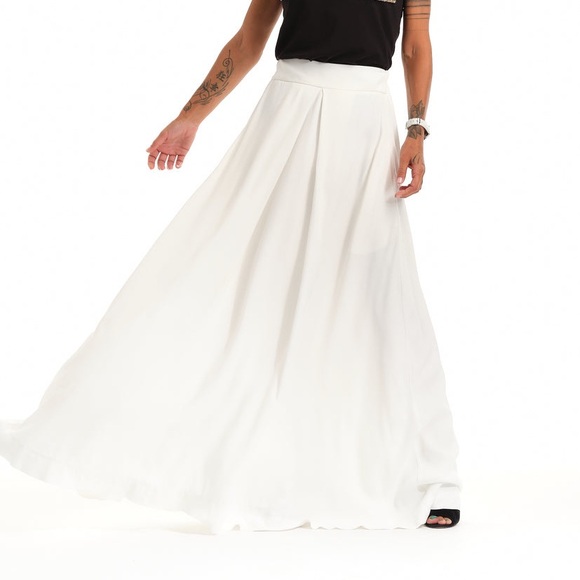 Locker Room Dresses & Skirts - Locker Room High-Waisted White Maxi Skirt with Elastic Waistband Size S/M